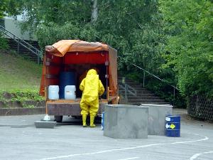 Bild: Arbeit unter Cchemikalienschutzanzug, Erkundung eines verunfallten Gefahrstofftransporters (Archivfoto)
