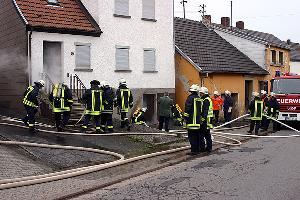 Bild: Unter realit&amp;auml;tsnahen Bedingungen &amp;uuml;bten Feuerwehrleute aus Hierscheid und Humes in der Steinackerstra&amp;szlig;e
