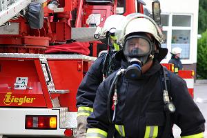 Bild: Unter Atemschutz durchsuchten die Einsatzkr&amp;auml;fte der Feuerwehr das Firmengeb&amp;auml;ude nach vermissten Personen