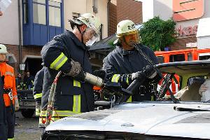 Bild: Einsatz der Rettungsschere zum Durchtrennen der Fahrzeugs&amp;auml;ulen, um das Dach zur Befreiung einer Person zu entfernen