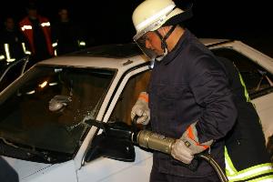 Bild: Einsatz hydraulischer Rettungsger&amp;auml;te zum &amp;Ouml;ffnen des PKW