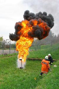 Bild: Fettexplosion nach dem Versuch, eine brennende Friteuse mit Wasser zu l&amp;ouml;schen. Die Sch&amp;uuml;ler lernten w&amp;auml;hrend der Projektwoche die Gefahren des Feuers kennen