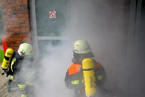 Bild: Zugang zum Brandherd: Der starke Rauch behindert die Sicht v&amp;ouml;llig