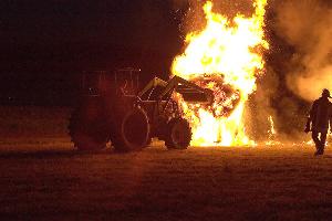 Bild: Das brennende Stroh wurde mit einem Traktor auseinandergezogen