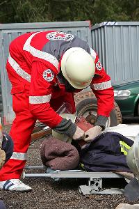 Bild: Erstversorgung eines verletzten Feuerwehrmanns durch einen Sanit&amp;auml;ter des DRK