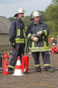 Bild: W&amp;auml;hrend der Rettungsarbeiten der eingeklemmten Person muss der Brandschutz sichergestellt werden