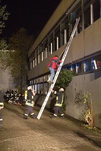 Bild: &amp;Uuml;ber Leitern musste mehrere Personen gerettet werden, deren Fluchtweg durch Flammen und Rauch abgeschnitten war