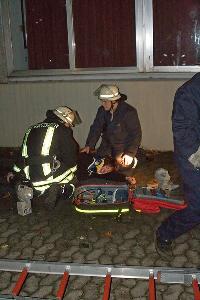 Bild: Erstversorgung einer verletzten Person durch Rettungssanit&amp;auml;ter der Feuerwehr