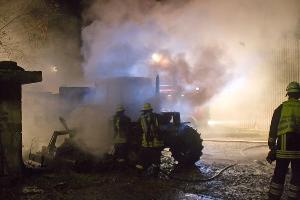 Bild: Ein Traktor brannte auf dem Berghof im Ortsteil Eppelborn