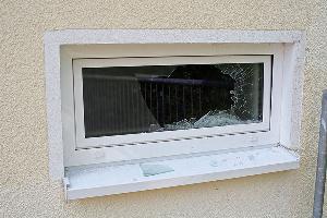 Bild: Durch dieses Fenster versuchten die T&amp;auml;ter, in das Geb&amp;auml;ude einzudringen