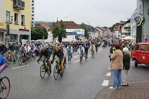 Bild: Nur wenige Minuten dauerte es, dann hatte die Kolonne aus Radfahrern und Begleitfahrzeugen die Gemeinde passiert
