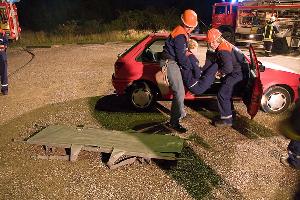 Bild: Der Fahrzeuginsasse wird aus dem Fahrzeug gerettet und auf eine Trage gelegt