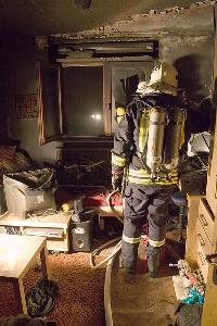 Bild: Einsatzkr&amp;auml;fte unter Atemschutz im Brandraum
