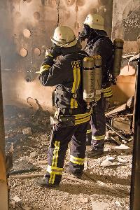 Bild: Ein mit Atemschutzger&amp;auml;ten ausger&amp;uuml;steter Trupp im Brandraum