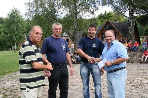 Bild: Besuch im Ferienlager: Hans-J&amp;uuml;rgen Olliger (links) und G&amp;uuml;nter Schmitt (rechts) vom F&amp;ouml;rderverein der Feuerwehr