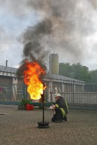 Bild: Aufheizen des &amp;Ouml;ls, um den Brand einer Friteuse zu demonstrieren