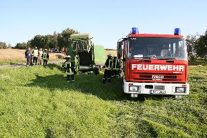 Bild: Auf einem Feld in Wiesbach/Mangelhausen war ein Heuballen in der Presse in Brand geraten