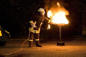 Bild: Vorbereiten der Fettexplosion: &amp;Ouml;l wird erhitzt und zum Brennen gebracht