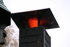 Bild: Rot gl&amp;uuml;hend brannte der Schornstein des Hauses in der Berschweiler Stra&amp;szlig;e