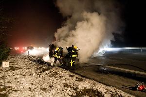 Bild: Ein Fahrzeug brannte auf der Autobahn A1 zwischen Eppelborn und Illingen