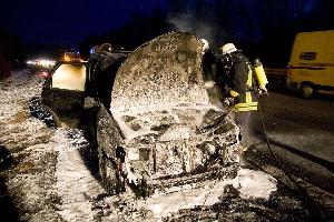 Bild: Das Fahrzeug brannte im Motorraum komplett aus