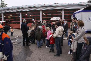 Bild: Die Kinder aus dem Kindergarten St. Josef beim Besuch am Feuerwehrfest in Eppelborn