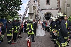 Bild: Der L&amp;ouml;schbezirk Eppelborn gratulierte dem Brautpaar vor der Pfarrkirche in Eppelborn