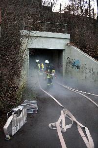 Bild: Der Tunneleingang v&amp;ouml;llig verraucht (Foto: Heike Blum)