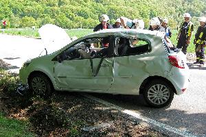 Bild: Das Fahrzeug nach dem Aufrichten: Der Wagen wurde bei dem Unfall erheblich besch&amp;auml;digt