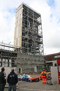 Bild: 37 Meter hoch ist der neue Fettspr&amp;uuml;hturm der Juchem-Gruppe im Industriegebiet Eppelborn
