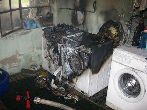 Bild: Der Brandherd konnte im Bereich dieser Waschmaschine und des Trockners lokalisiert werden