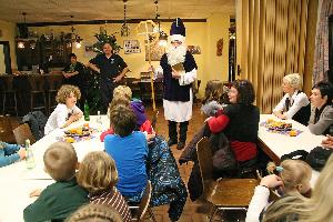 Bild: Der Nikolaus hatte viele Geschenke f&amp;uuml;r die Kinder mitgebracht