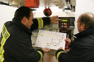 Bild: Bedienung der Brandmeldeanlage im Einsatz: Entscheidend f&amp;uuml;r einen schnellen Einsatzerfolg