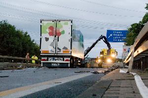 Bild: Lkw-Unfall auf der Autobahn A1 in H&amp;ouml;he der Anschlussstelle Illingen