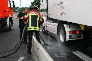 Bild: Reinigung der Reifen der ausfahrenden Fahrzeuge, damit ein weitere Ausbreiten der Verschmutzung verhindert wird