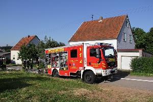 Bild: Das LF KatS aus Bubach-Calmesweiler vor dem Brandhaus