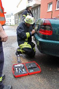 Bild: Auf Anforderung der Polizei &amp;ouml;ffnete die Feuerwehr den Kofferraum des Mercedes