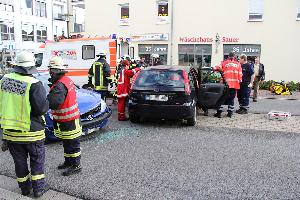Bild: Bei einem Verkehrsunfall in der Ortsmitte von Eppelborn wurde der Fahrer eines Wagens in seinem Fahrzeug eingeschlossen