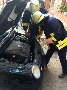Bild: Die Feuerwehr klemmte die Fahrzeugbatterie ab
