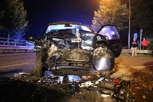 Bild: Der Fahrer dieses Renault Twingo war in einer Rechtskurve in den Gegenverkehr gekracht