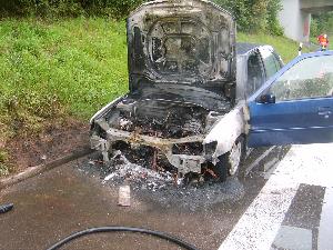 Bild: Ein Peugeot brannte auf der Autobahn A1 kurz vor der Anschlu&amp;szlig;stelle Illingen