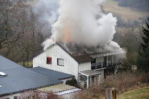 Bild: Das Feuer hatte bereits die Dachhaut durchdrungen