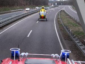 Bild: Wegen der Landung des Rettungshubschraubers musste die A1 f&amp;uuml;r rund eine halbe Stunde voll gesperrt werden