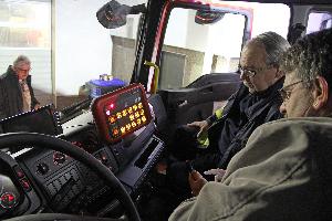 Bild: Der stellvertretende Wehrf&amp;uuml;hrer Wolfgang Braun und Feuerwehrsachbearbeiter Alfred Wirtz in der Fahrerkabine des neuen Fahrzeugs