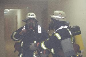 Bild: Angriffstrupp auf der Suche nach der Brandstelle (Foto: Jungbluth, GFA)