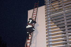Bild: &amp;Uuml;ber die Leiter musste die Person im OG erreicht werden (Foto: Jungbluth, GFA)