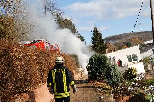 Bild: Flammen und Rauch hinter einem Anwesen in Macherbach (Foto: Lukas Becker)