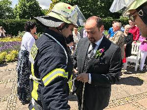 Bild: Jochen musste noch einmal zeigen, dass er das Feuerwehrhandwerk beherrscht und einen Rettungsknoten anlegen