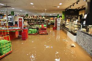 Bild: Der Wasgau-Markt in Eppelborn wurde komplett &amp;uuml;berflutet, Waren schwammen in der braunen Br&amp;uuml;he nach draussen