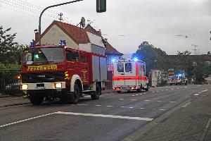 Bild: Feuerwehr und Rettungsdienst beim Einsatz in der Illtalstra&amp;szlig;e